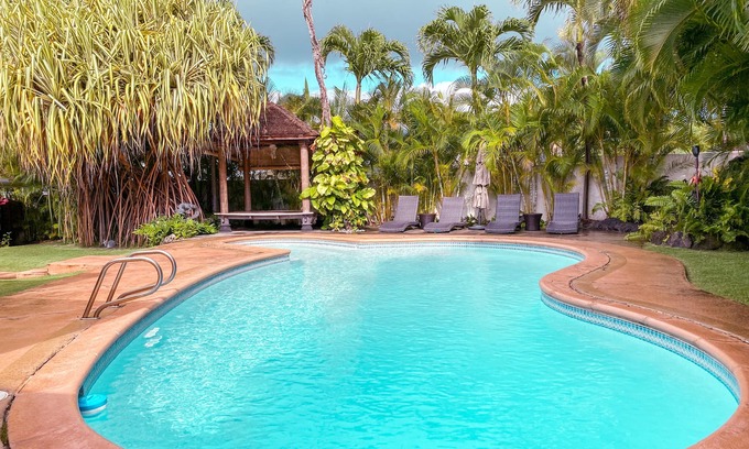 Portlock Villa | Villa de lujo hawaiana en vecindario de gama alta con exuberante jardín, piscina, wifi y barbacoa