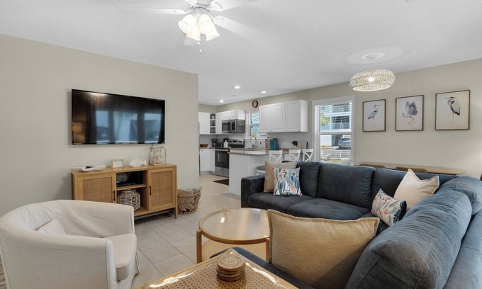Seagrove Beach Condominio | We ❤️ Snowbirds ~ Nov-Feb Low Monthly Rates ~ Heated Pool & Tennis Pickleball