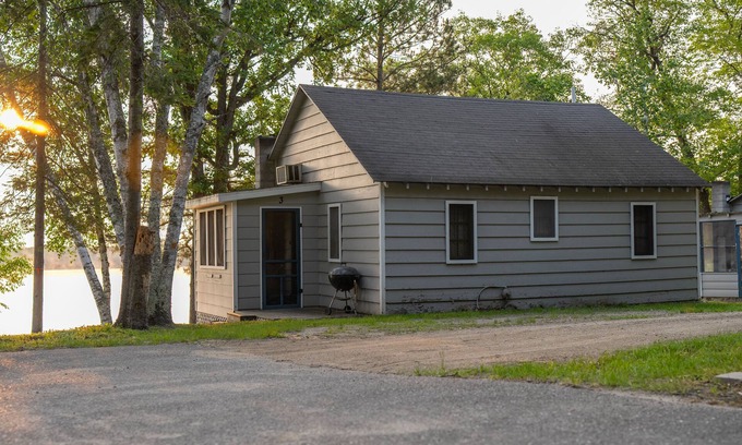 Hackensack Cabina | Webb Lake, Hackensack, Northern MN - 3 Bedroom, Sleeps 6 - Cabin #3 Blue Water
