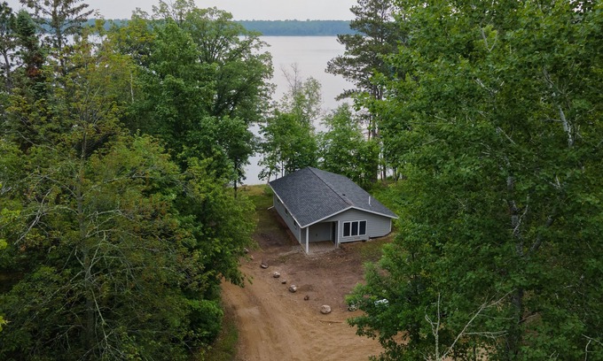 Hackensack Cabina | Webb Lake, Hackensack, Northern MN - 3 Bedroom, Sleeps 6 - Cabin #6 Blue Water