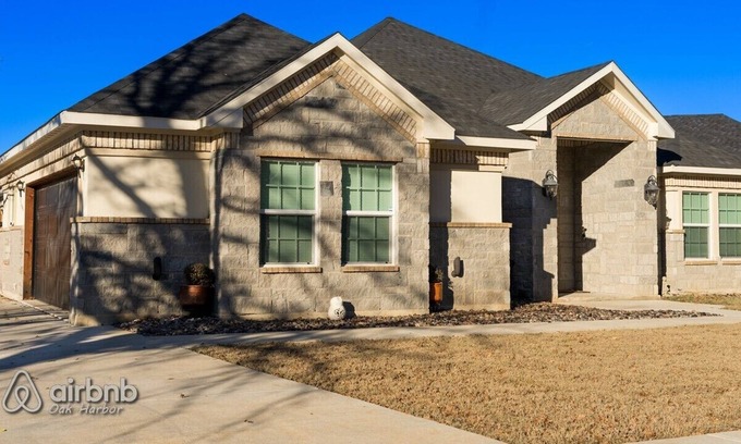 Azle Casa | Wedding, family reunion, or family getaway! Brand new home minutes to Stockyards