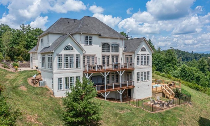 Weaverville Casa | Weekend friends and fam! Media room, Hot Tub, Firepit, Sleeps 18 minutes to Asheville