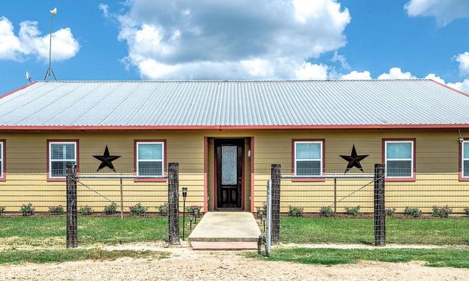 Brookshire Otro | Weekend Getaway - Country Oasis Pool, Hot Tub, Texas Longhorns & Event Venue