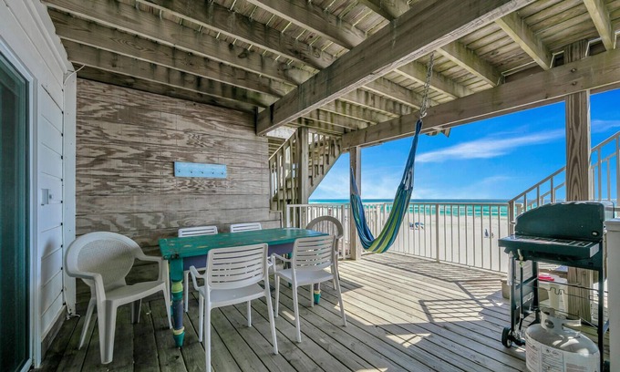 Delos Apartamento | Weekender by AvantStay | Gorgeous BEACH FRONT Home w/ Ocean View