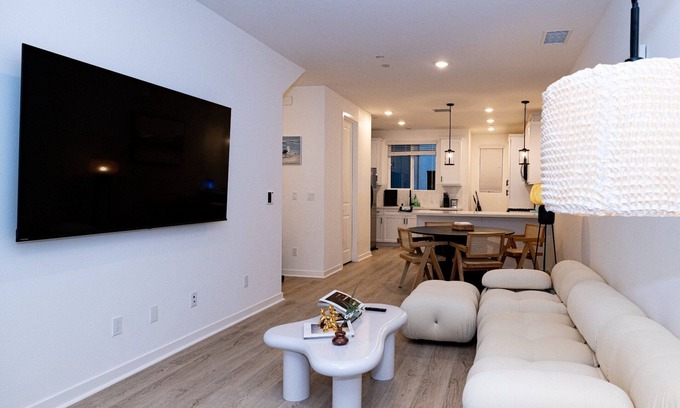 Ontario Apartamento | Weekly Discount! - Near Airport, Costco, Sam's & Ontario Mall! 2-Bed, 2.5-Bath
