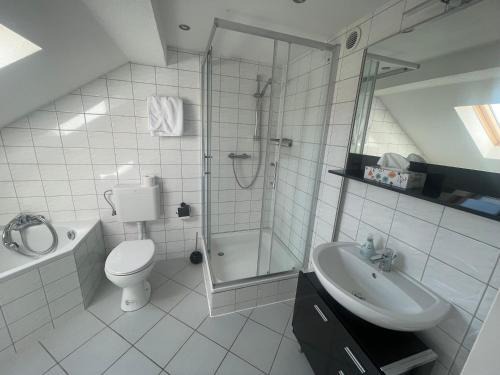 Emden Apartamento | Weißes Apartmenthaus am Kanal