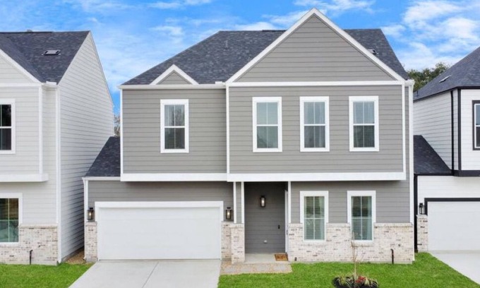 Northside Casa | Welcome to a brand-new modern home of perfect tranquility. Home away from home.