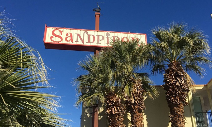 Desert Hot Springs Apartamento | Welcome to a laid back mineral water spa hotel.