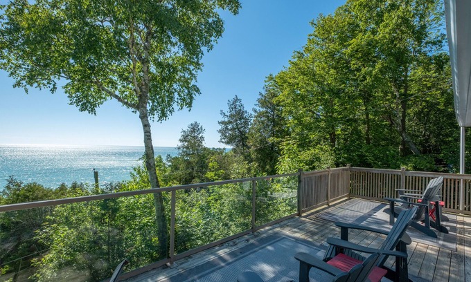 Ashfield-Colborne-Wawanosh Cabaña | Welcome to AmberHill, a charming cottage with easy beach access