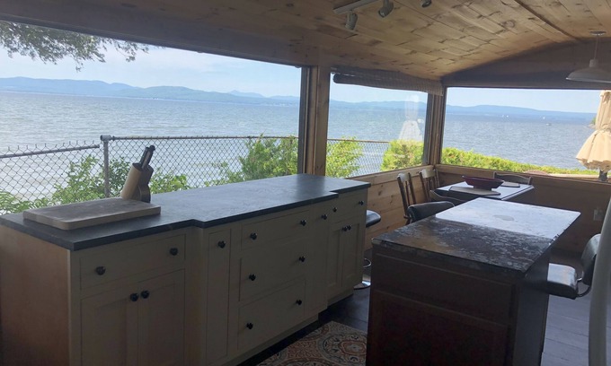 Malletts Bay Cabaña | ¡Bienvenido a Cedar Ledge! Vista de 270 grados del lago Champlain