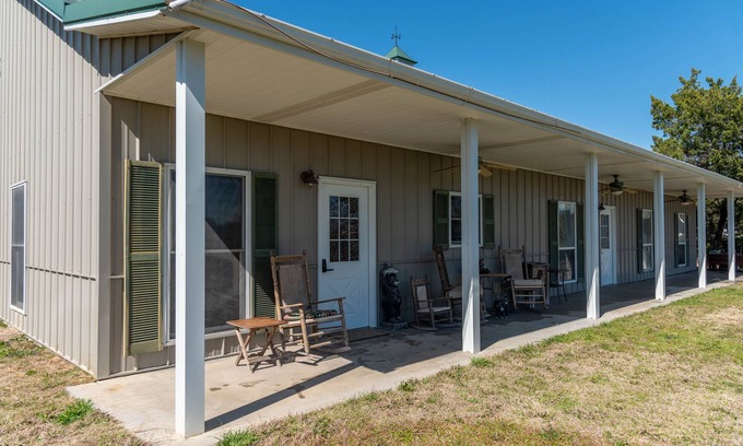 Liberty Hill Casa | Welcome to Grizzly Acres! Far out; close by! Secluded barndo/house near Austin!