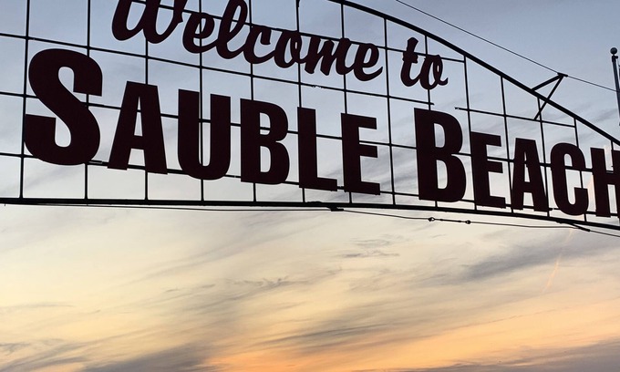 Sauble Beach Cabaña | ¡¡¡Bienvenido al cielo!!! Asequible y pasos a la playa! 2 dormitorios 1 baño. Duerme 8!