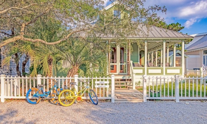 Seaside Cabaña | Welcome to Idlewild South! Steps to both downtown and the beach.