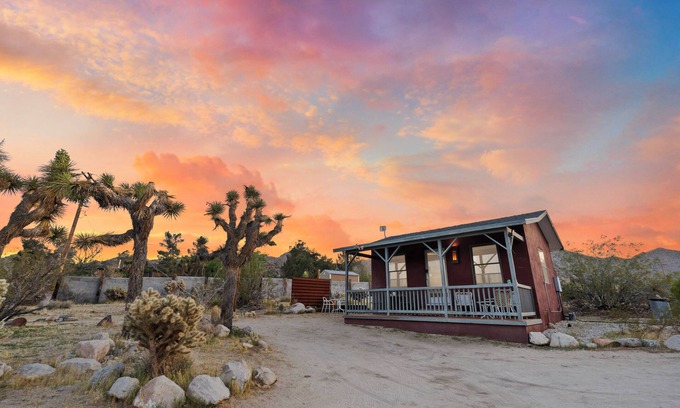 Joshua Tree Highlands Cabina | Welcome to Jackrabbit Cabin! Ideally located 5 minutes from JTNP and town of JT.