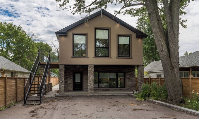 Innisfil Casa | Welcome to Lake House by Lis, where stunning lake views and serene sunsets await
