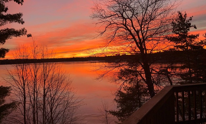 Hackensack Cabina | Welcome to Lakeside Haven on Webb Lake, surrounded by towering pines!