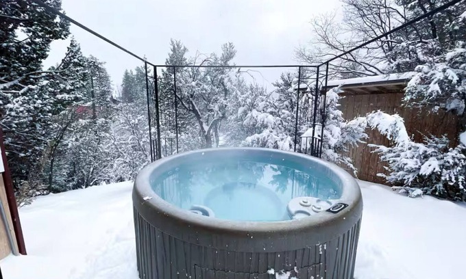 Fawnskin Cabina | Welcome to Malu! Hot Tub + Great Views!