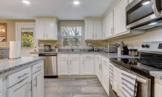 Northside Casa | Welcome to Merival Manor!! Fresh & New find your way to this spacious hideaway