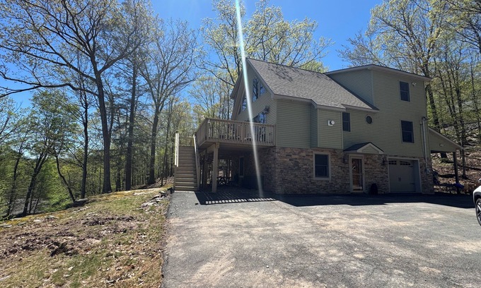 Wallenpaupauk Lake Estates Chalet De Esquí | Welcome to On the Rocks a charming retreat located near Lake Wallenpaupack