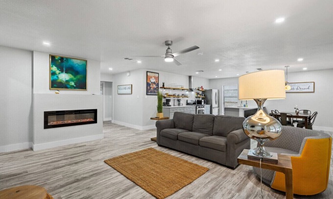 Egger Acres Casa | Welcome to our 5 Bedroom Home. 10 mins to Kalahari