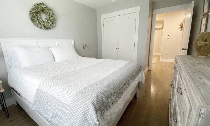 Fredericton Apartamento | Welcome to our beautiful 2 level townhouse located in uptown Fredericton