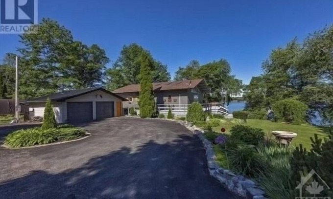 Greater Napanee Cabaña | Welcome to our lakefront vacation rental!