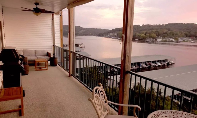 Camdenton Condominio | Welcome to our condo on the Lake!