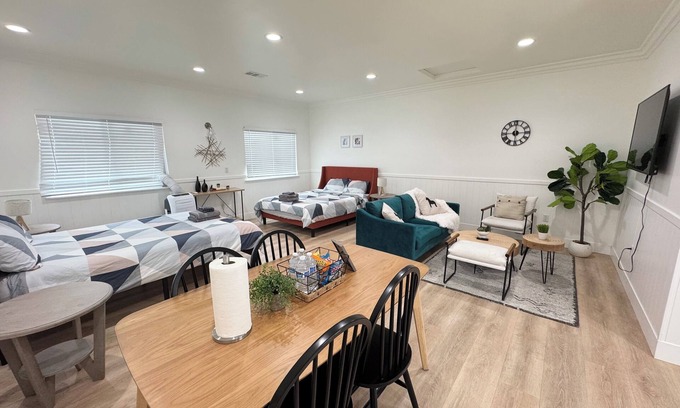 Southwest Anaheim Apartamento | Welcome to Our Cozy Masterbedroom near Disneyland