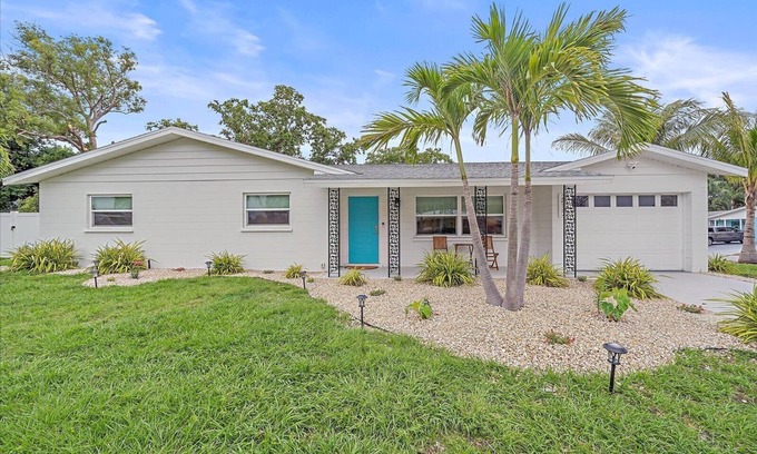 Sarasota Casa | Welcome to Palm Paradise! A Serene and private 3-bedroom home close to beach!
