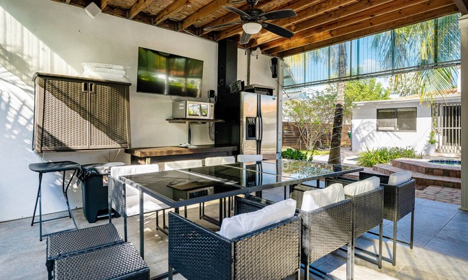 The Roads Casa | Welcome to Paradise POOL Home in Brickell 5 min to the beach.
