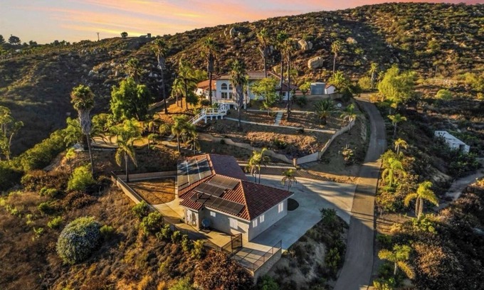 Poway Casa | Welcome to San Diego’s Poway Paradise, your private oasis on Sycamore Canyon!