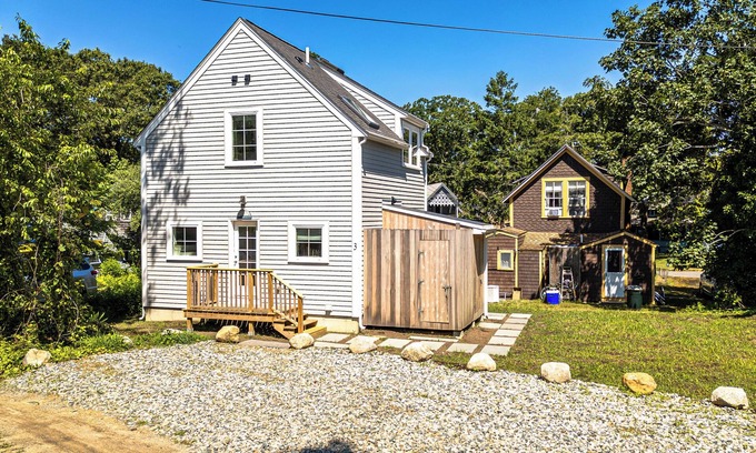 Oak Bluffs Casa | Welcome to "Suzy's Place" Best Location! Walk Everywhere. Newly built in 2024.