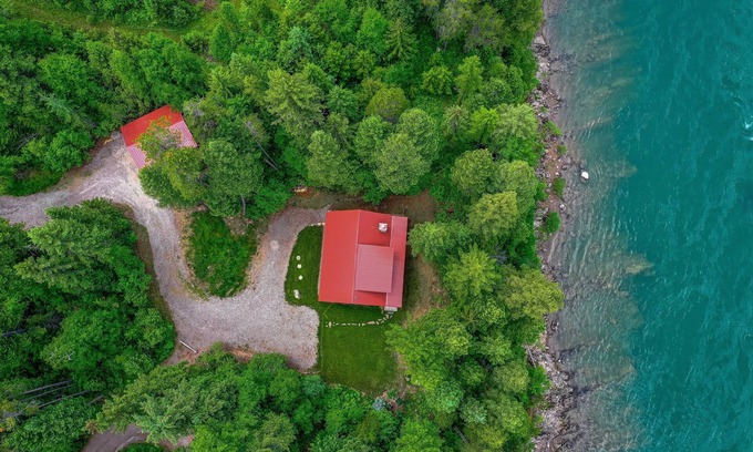Whitefish Cabina | Welcome to Sweet Water, 2 bed 2 bath log cabin 10 minutes from Glacier Park!