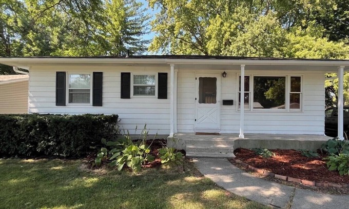 Ames Casa | Welcome to the Central Hearth! Spacious 3 bd 2 bath. Centrally located Sleeps 8!