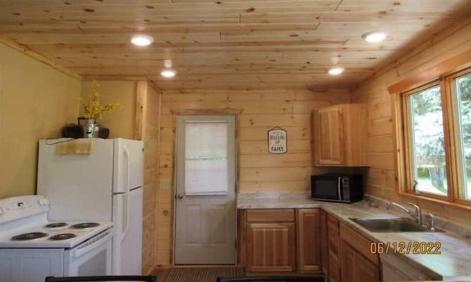 Harrison Cabina | Welcome to the Howell-a-Day Inn.