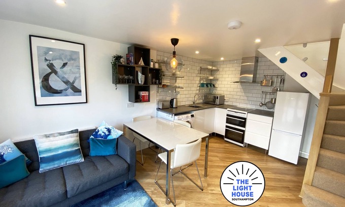 Southampton Casa | Welcome to The Light House a tranquil city retreat, with off road parking.