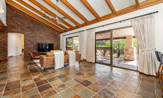 Molendinar Casa | Welcome To The Lodge