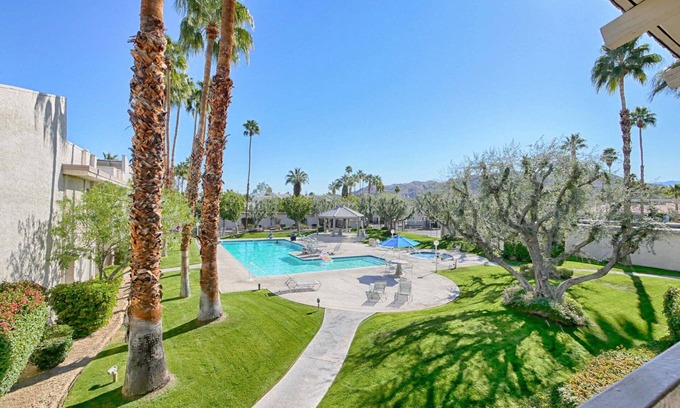Deep Well Ranch Condominio | Welcome to the Pomello. Your desert oasis awaits.