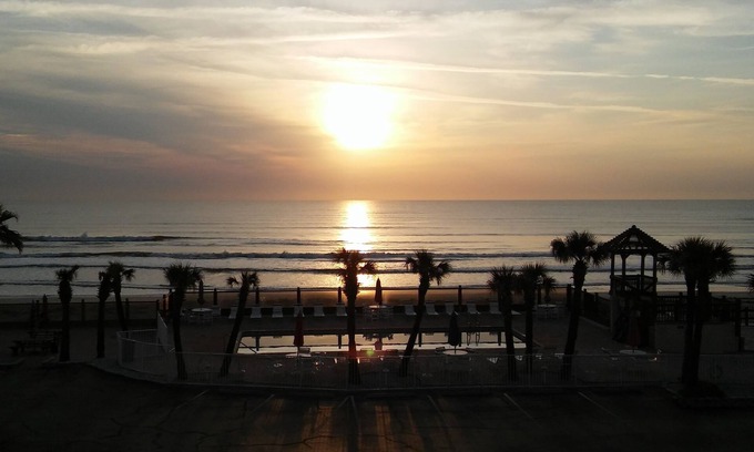 Bostwick Park Complejo | Welcome to The Sea Dip Beach Resort located in Daytona Beach! Beach Access Open!