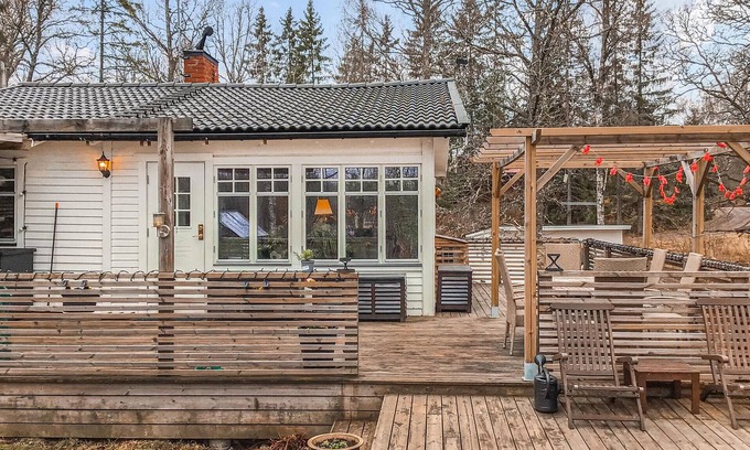 Jarlasa Casa | Welcome to this inviting cottage in a wonderful location on the lake.