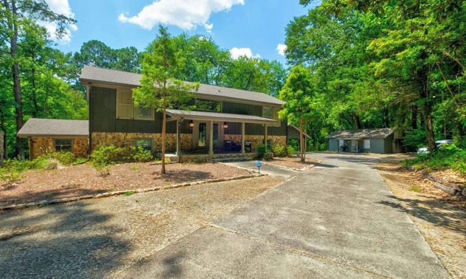 Newnan Casa | This house is a 3 bedroom(s), 3 bathrooms, located in Newnan, GA.