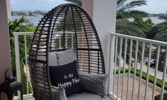East Ocean Ave Condominio | Welcome to your Marina facing Two-Bedroom Double-Balcony Oasis! Serenity awaits!