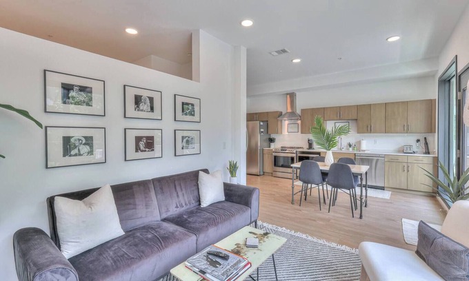 Edgehill Apartamento | Welcome to your Nashville getaway! This modern 1-bedroom, 1-bath condo is located in the heart of Downtown, just steps from Broadway’s live music, incredible dining, and local attractions. Perfect for couples, solo travelers, or business guests.