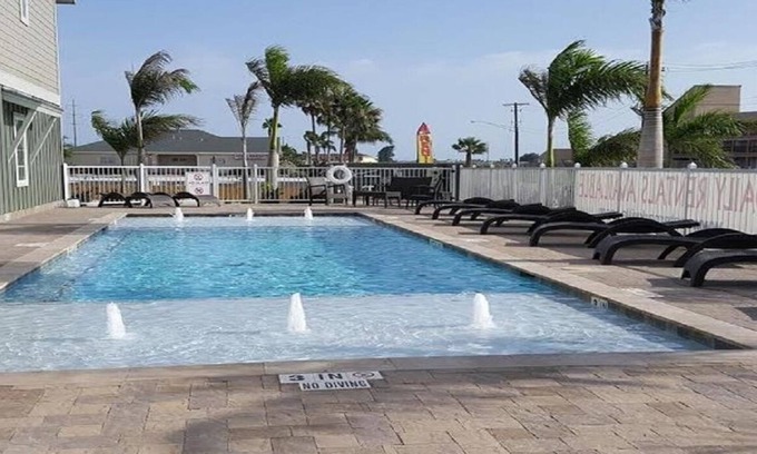 Corpus Christi Casa | ¡Bienvenido a su hogar lejos de casa! El parque acuático Waves Resort está a solo unos pasos.