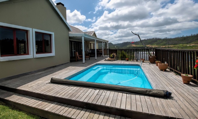 Knysna Casa | Bienvenido a Hubert's Haus, su "hogar" de vacaciones en la idílica Knysna.