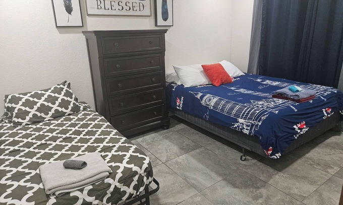 Las Vegas Apartamento | Welcoming 2-bedroom apartment with AC in vibrant Las Vegas