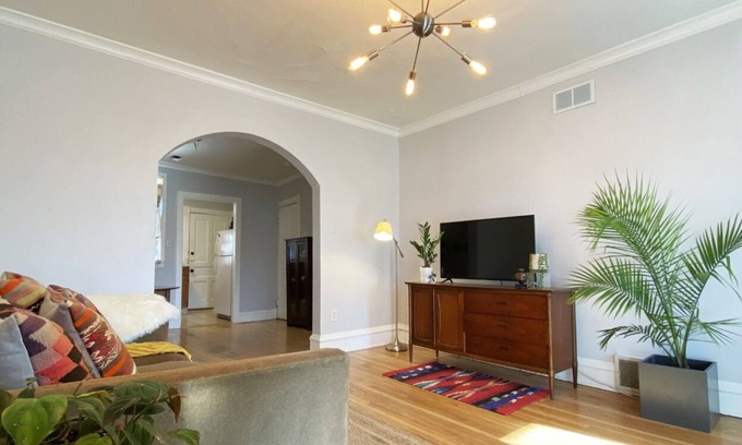Edgewater Apartamento | Welcoming 2-bedroom apartment with AC in vibrant Chicago Andersonville