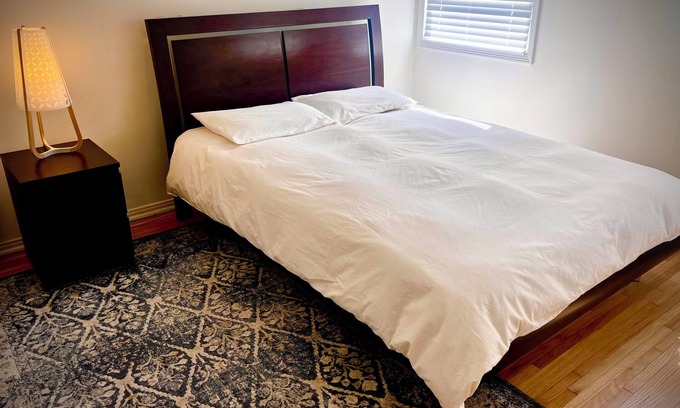 Los Angeles Apartamento | Welcoming 2-bedroom apartment in vibrant Los Angeles 15-minutes from the ocean.