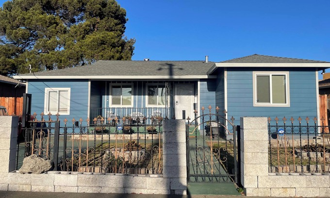 Oakland Casa | Welcoming 3-bedroom house with WiFi in Oakland near OAK airport and Arena.