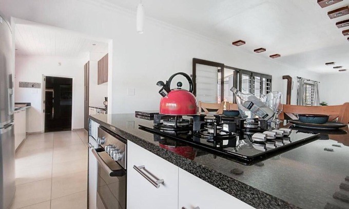 Bloubergstrand Casa | Welcoming 4-bedroom house with WiFi in Cape Town